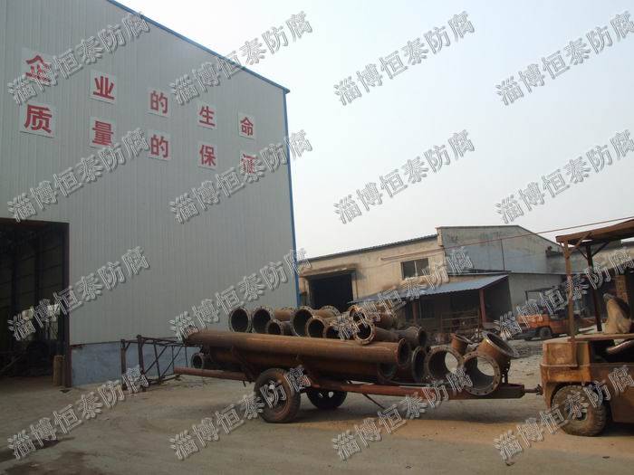 公司鉚焊車間（左），精工四氟車間（右）